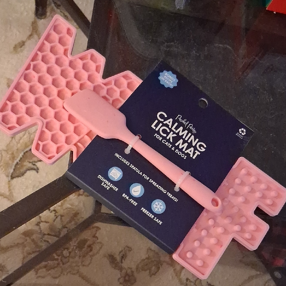 WOOF CALMING LICK MAT AND SPOON